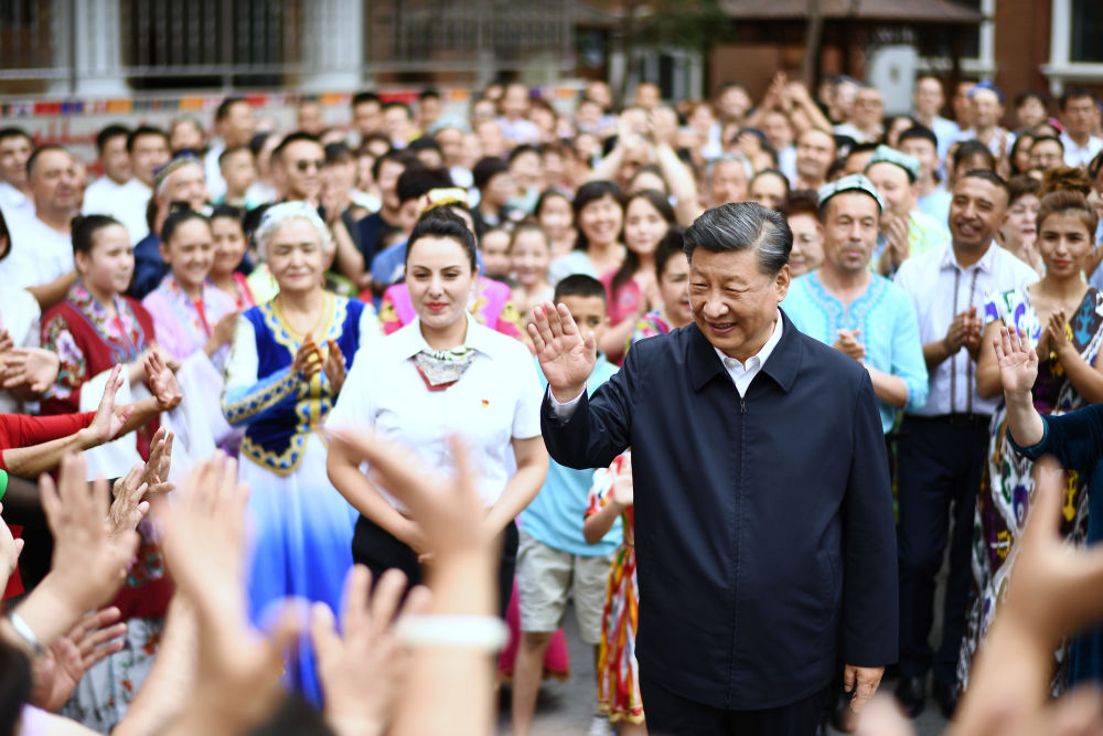 2022年7月13日，習(xí)近平在新疆維吾爾自治區(qū)烏魯木齊市天山區(qū)固原巷社區(qū)考察時(shí)，向各族群眾揮手致意。新華社記者 燕雁 攝