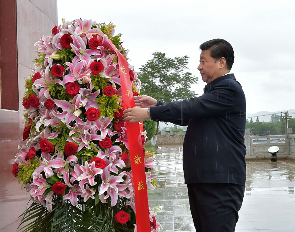 2016年7月18日，習(xí)近平在寧夏固原市西吉縣將臺(tái)堡向紅軍長(zhǎng)征會(huì)師紀(jì)念碑敬獻(xiàn)花籃。新華社記者 李濤 攝