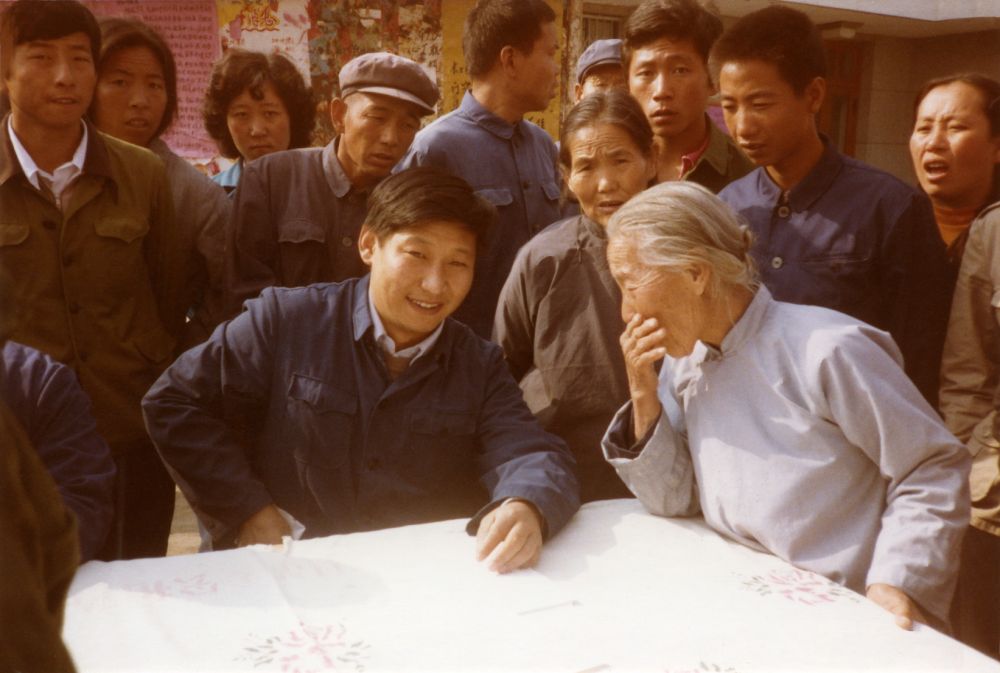 這是1983年，時(shí)任河北省正定縣委書(shū)記的習(xí)近平，臨時(shí)在大街上擺桌子聽(tīng)取老百姓意見(jiàn)。新華社發(fā)